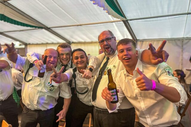 Feiernde Männer mit Bierflaschen