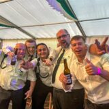Feiernde Männer mit Bierflaschen