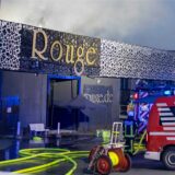 Feuer in der Bochumer Disko „Rouge“ an der A40. Die Feuerwehr ist im Großeinsatz.