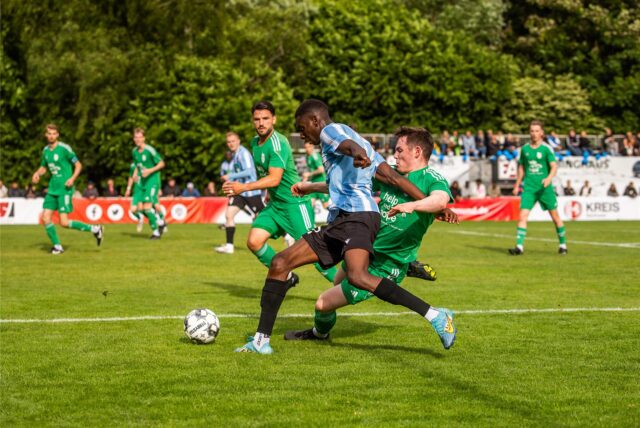 Zwei Spieler sind im Zweikampf.