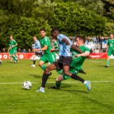 Zwei Spieler sind im Zweikampf.