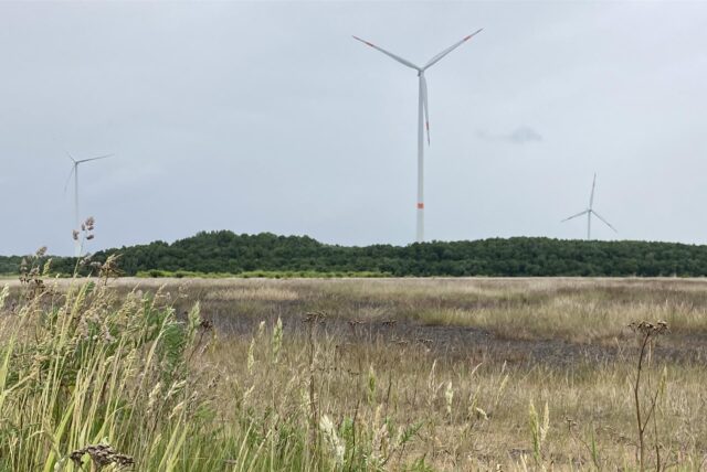 Eines der drei Windräder auf der Halde Brinkfortsheide steht still.