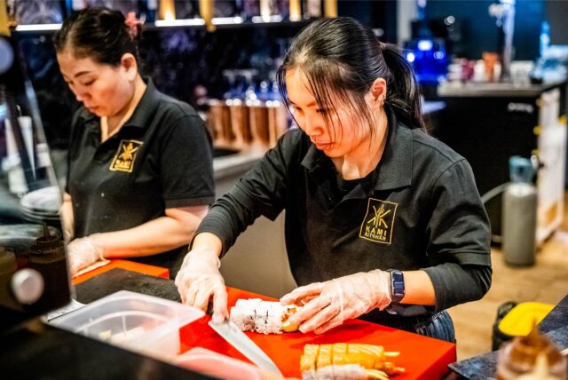 Zwei Mitarbeiterinnen des Restaurants Kami Kitchen auf dem Ostenhellweg in Dortmund bereiten Sushi vor.
