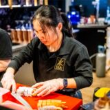 Zwei Mitarbeiterinnen des Restaurants Kami Kitchen auf dem Ostenhellweg in Dortmund bereiten Sushi vor.