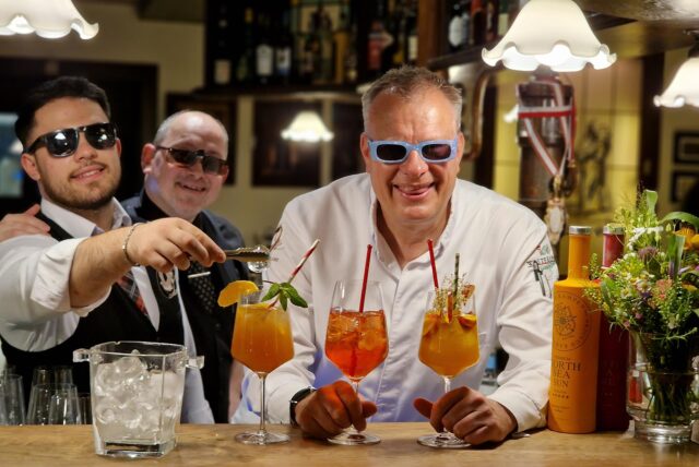 So schmeckt der Sommer: Drei coole Barkeeper, drei tolle fruchtige Cocktails: Günther Overkamp, Barchef Joachim Schady und Restaurant-Fachmann Sokol Preci schwören: Angel d’Or, Bellini und Maracuja-Vanille schmecken nach immer mehr und sind leckerer als Aperol Spritz.