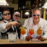 So schmeckt der Sommer: Drei coole Barkeeper, drei tolle fruchtige Cocktails: Günther Overkamp, Barchef Joachim Schady und Restaurant-Fachmann Sokol Preci schwören: Angel d’Or, Bellini und Maracuja-Vanille schmecken nach immer mehr und sind leckerer als Aperol Spritz.
