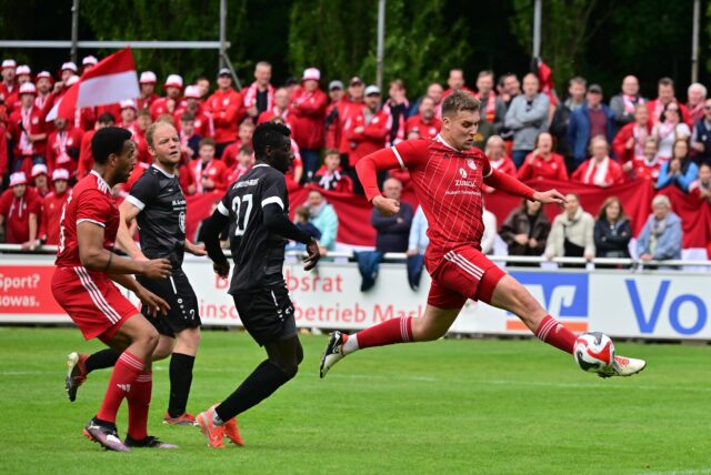 Henrik Löbler schießt aufs Tor