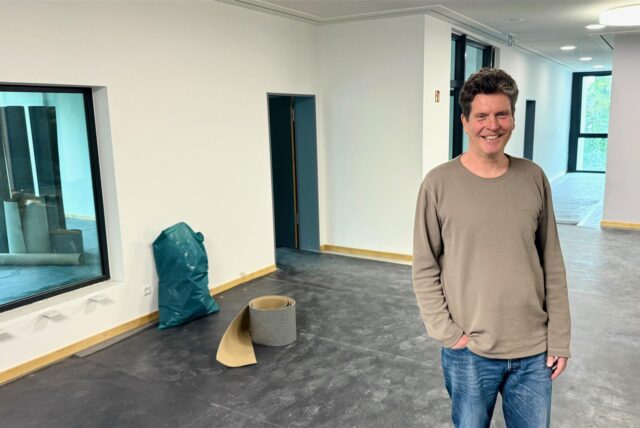 Schulleiter Heiko Hörmeyer steht im neuen Anbau des Gymnasiums an der Schweizer Allee in Dortmund-Aplerbeck.