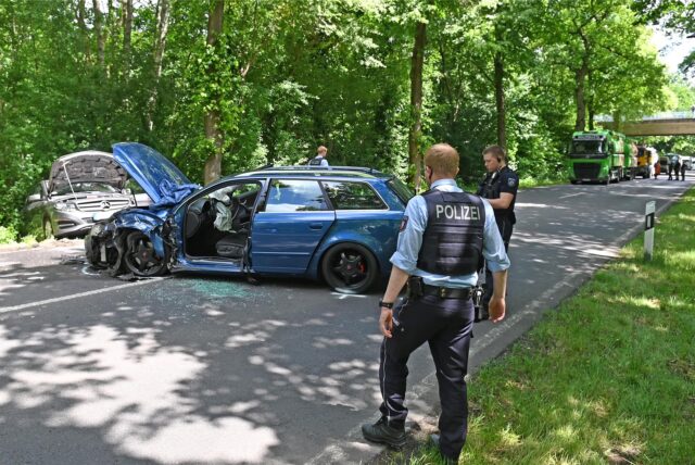 Polizei an einer Unfallstelle mit zwei beschädigten Autos