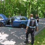 Polizei an einer Unfallstelle mit zwei beschädigten Autos