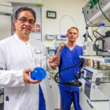 Oberarzt Vito Ferrera und Martin Michalik, Pflegerischer Leiter in der Endoskopie im Gertrudis-Hospital Westerholt, präsentieren einen Magenballon, einen blauen Ballon, in dem ein Schlauch steckt.
