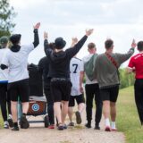 Eine achtköpfige Männergruppe – wie auf diesem Symbolbild – fiel der Polizei an Vatertag im Emscherland auf. Jetzt ermittelt der Staatsschutz.