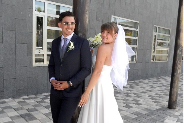 Gonzalo und Natascha Klopries aus Herten haben sich nach ihrem Jawort zu einem Erinnerungsfoto zusammengestellt.