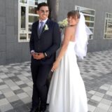 Gonzalo und Natascha Klopries aus Herten haben sich nach ihrem Jawort zu einem Erinnerungsfoto zusammengestellt.