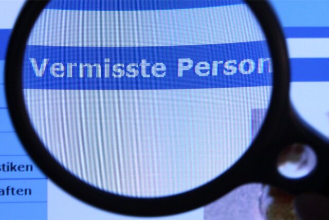 Hinter einer Lupe ist der Schriftzug «Vermisste Person» auf einem Fahndungsaufruf auf der Internetseite des Bundeskriminalamtes (BKA) zu sehen.