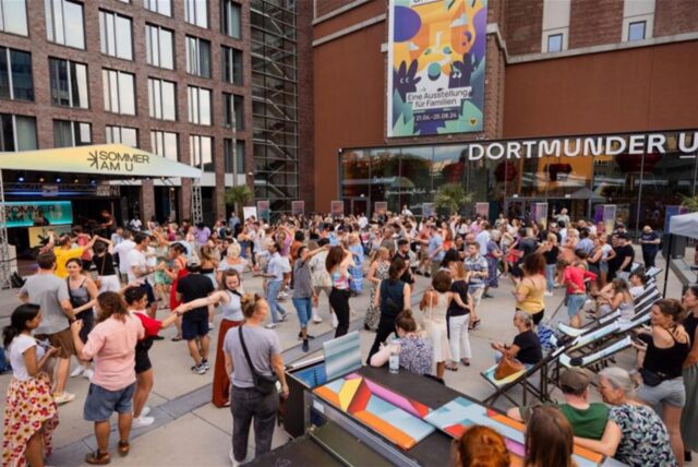 Beim „Sommer am U“ können Besucher in Liegestühlen entspannen oder vor der Bühne tanzen – und dabei die Aussicht auf das Dortmunder U genießen.