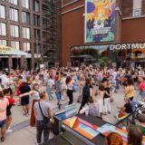 Beim „Sommer am U“ können Besucher in Liegestühlen entspannen oder vor der Bühne tanzen – und dabei die Aussicht auf das Dortmunder U genießen.