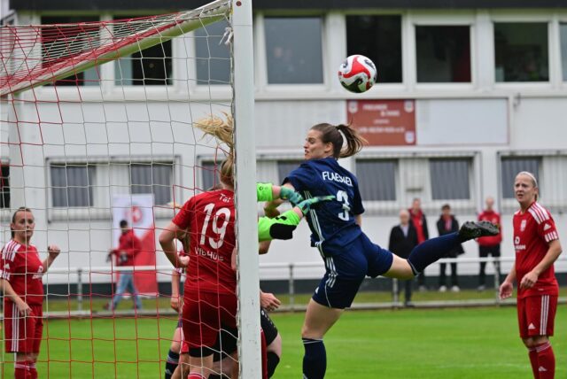 Vor dem einzigen Tor der Gastgeberinnen aus Marl hatte sich Chiara Tat (Nr. 19) gegen die ansonsten stark spielende Flaesheimerin Pauline Einhaus (Nr. 3) durchgesetzt.