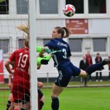 Vor dem einzigen Tor der Gastgeberinnen aus Marl hatte sich Chiara Tat (Nr. 19) gegen die ansonsten stark spielende Flaesheimerin Pauline Einhaus (Nr. 3) durchgesetzt.
