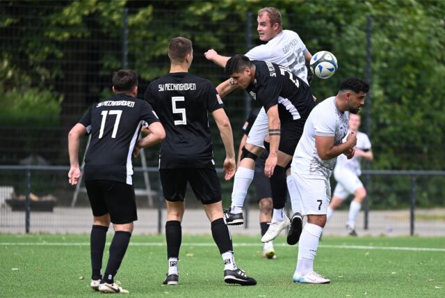 Während es für den FC 26 Erkenschwick (weiße Trikots) noch um den Klassenerhalt geht, kann SW Meckinghoven (schwarze Trikots) ohne Druck den letzten Spieltag bestreiten.