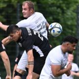 Während es für den FC 26 Erkenschwick (weiße Trikots) noch um den Klassenerhalt geht, kann SW Meckinghoven (schwarze Trikots) ohne Druck den letzten Spieltag bestreiten.