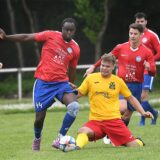 Der FC Castrop-Rauxel (rote Trikots) und Mengede 08/20 kämpfen in der Bezirksliga 10 um den Relegation-Rang.