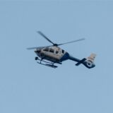 Ein Polizeihubschrauber fliegt