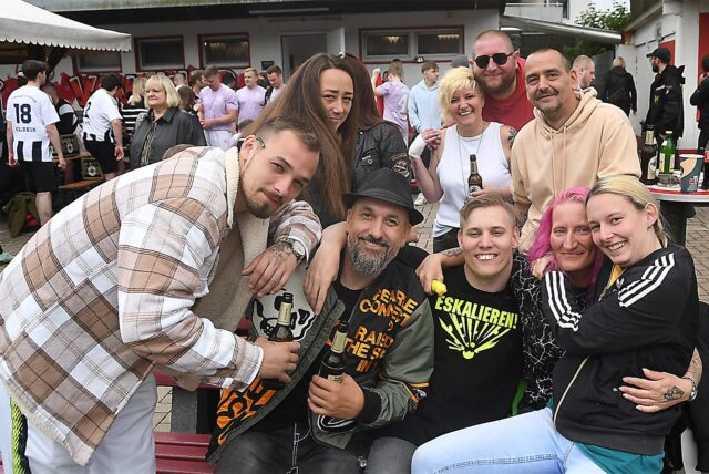 Viele Menschen waren am Vatertag (29. Mai) beim Gemeindefußfallfest des TuS Henrichenburg dabei.