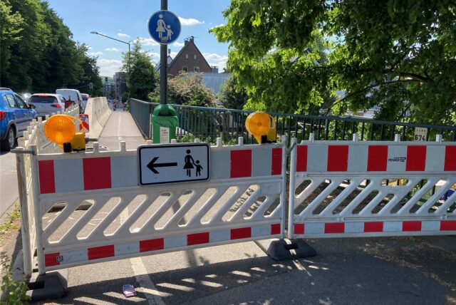 Auf der Feldstraßenbrücke in Herten wurde eine Gehwegseite wegen Bauarbeiten gesperrt. Fußgänger werden auf die andere Gehwegseite verwiesen.