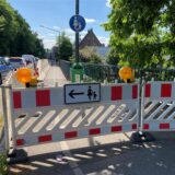 Auf der Feldstraßenbrücke in Herten wurde eine Gehwegseite wegen Bauarbeiten gesperrt. Fußgänger werden auf die andere Gehwegseite verwiesen.