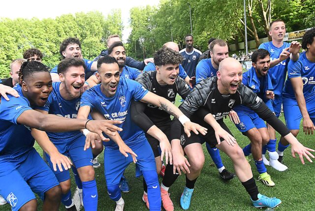 Die Mannschaft des SV Wacker Obercastrop feiert den Pokalsieg.