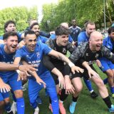 Die Mannschaft des SV Wacker Obercastrop feiert den Pokalsieg.