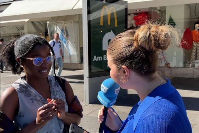 Reporterin Louisa Herrera (r.) interviewt eine Passantin in der Dortmunder City.