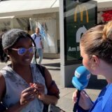 Reporterin Louisa Herrera (r.) interviewt eine Passantin in der Dortmunder City.