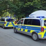Zwei Streifenwagen am Straßenrand