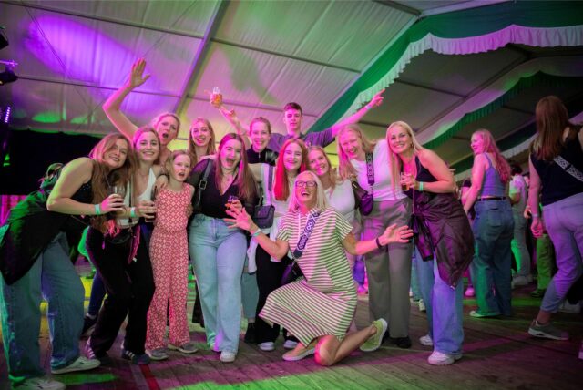 Viele Frauen und Männer bei einer Party