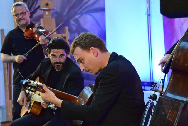 Joscho Stephan und seine Musikerkollegen