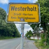 Ortseingangsschild, auf dem groß Westerholt und kleiner Herten steht.