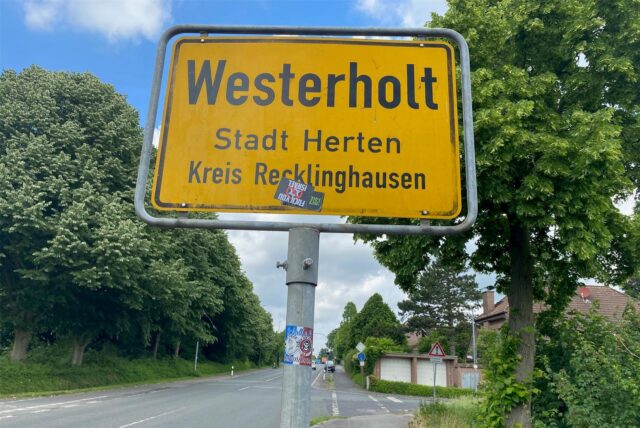 Ortseingangsschild, auf dem groß Westerholt und kleiner Herten steht.