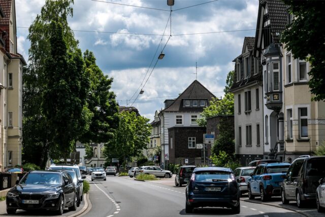 Die alten Hochketten auf einem Teilabschnitt des Westerholter Weges in Recklinghausen sollen durch moderne LED-Hochketten ersetzt werden.