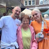 Menschen stehen auf der Kranzplatte, eine Frau hält einen Aperol in der Hand.