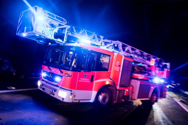 Ein Feuerwehrfahrzeug mit Blaulicht.