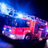 Ein Feuerwehrfahrzeug mit Blaulicht.
