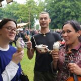 Drei Pesonen essen Eis beim Mittelalterlich Gaudium in Waltrop