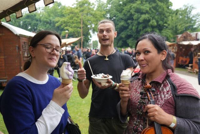 Drei Pesonen essen Eis beim Mittelalterlich Gaudium in Waltrop