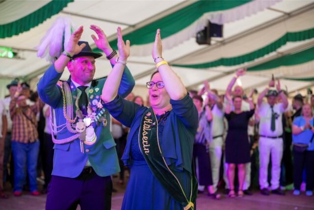 Kaiser Michael Grothusmann und Kaiserin Michaela Echterhoff applaudieren