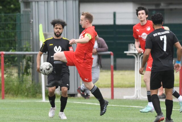 Der SuS Merklinde (rote Trikots) spielt noch mit dem RSV Holthausen um den Klassenerhalt in der Kreisliga A.