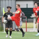 Der SuS Merklinde (rote Trikots) spielt noch mit dem RSV Holthausen um den Klassenerhalt in der Kreisliga A.
