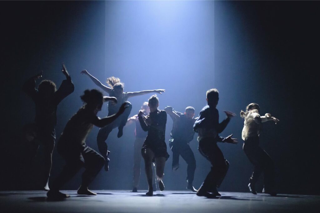 Szene aus der Choreografie „Theatre of Dreams“ Szene aus der Choreografie „Theatre of Dreams“