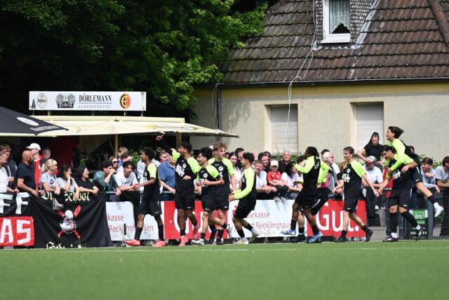 Die U19 des Erler SV bejubelt den nächsten Treffer vor der gut gefüllten Tribüne auf der Jule-Ludorf-Sportanlage.